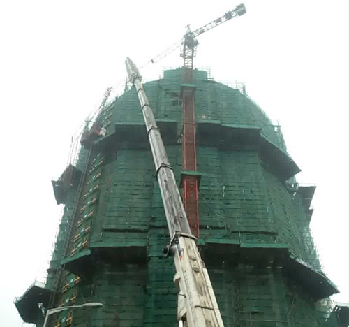 策勒吊车在工地上作业